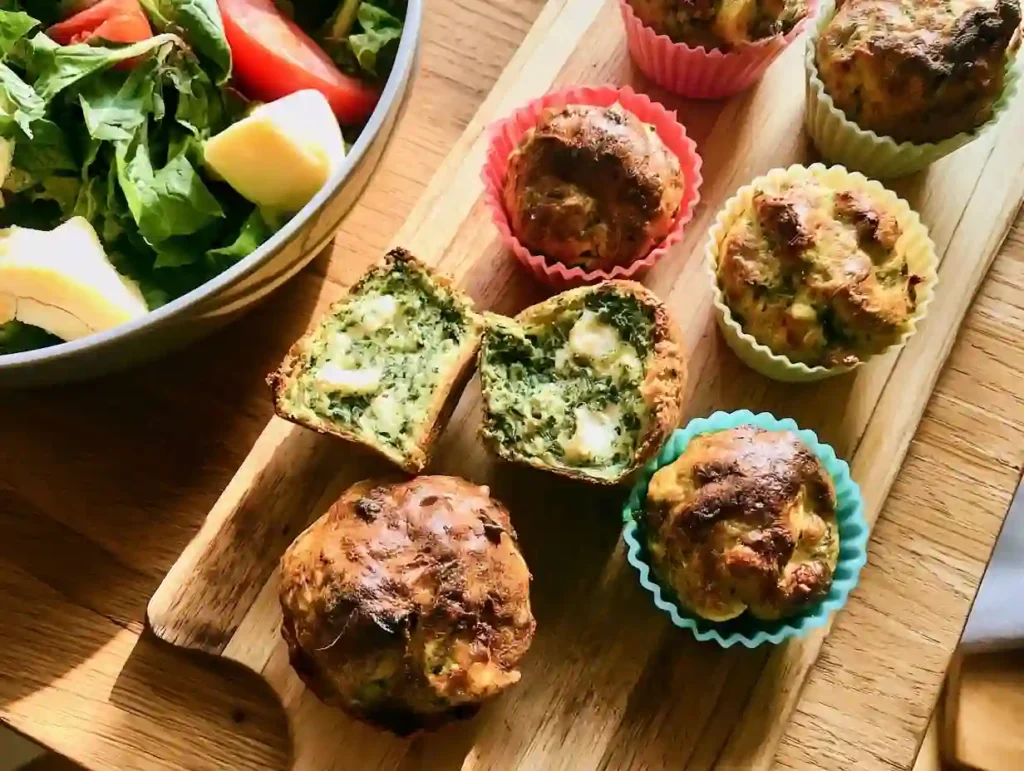 Frische Spinat-Feta-Muffins auf einem Tisch angerichtet